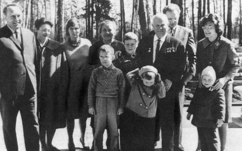 Семья&nbsp;Никиты Хрущёва (слева направо): зять&nbsp;Алексей Аджубей, дочери&nbsp;Елена и Рада, жена Нина Петровна, внуки Алёша, Никита и Ваня, Никита Хрущёв, сын Сергей, невестка Галина, внук Никита,&nbsp;1963 г.