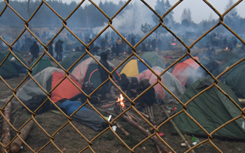 <p><em>На фото: </em> лагерь нелегальных мигрантов у пункта пропуска &laquo;Брузги&raquo; на белорусско-польской границе</p>

<p>Наиболее напряженная ситуация с беженцами на границе Белоруссии и Польши за последние дни складывается у пункта пропуска &laquo;Брузги&raquo;. Группы мигрантов 15&ndash;16 ноября <a href="https://twitter.com/MON_GOV_PL/status/1460195611312107520?ref_src=twsrc%5Etfw%7Ctwcamp%5Etweetembed%7Ctwterm%5E1460195611312107520%7Ctwgr%5E%7Ctwcon%5Es1_&ref_url=">направились</a> к пограничному переходу &laquo;Кузница-Брузги&raquo; и попытались прорваться через забор, отделяющий границу. У КПП между беженцами и силовиками <a href="https://www.rbc.ru/politics/16/11/2021/61937f7f9a794756c2a0183d?">начались столкновения</a></p>