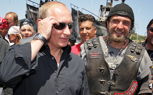 Президент РФ Владимир Путин и лидер мотоклуба «Ночные волки» Александр Залдостанов (слева направо)