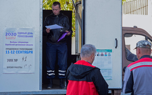 Голосование на выборах губернатора Еврейской автономной области на придомном избирательном участке