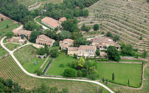 <p>Брэд Питт и Анджелина Джоли приобрели Chateau Miraval в Провансе в 2008 году за $60 млн. Помимо замка XVII века они стали собственниками земли, в том числе <a href="https://www.bbc.com/russian/society/2013/02/130215_pitt_jolie_winemaking">60 гектаров</a>&nbsp;виноградников.</p>

<p>По условиям владения&nbsp;они не могут продать свои доли без согласия друг друга</p>