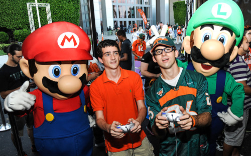 <p><strong>Приставка Nintendo NX</strong></p>

<p>Цена: нет данных</p>

<p>Японская Nintendo в&nbsp;2016 году может представить консоль нового поколения Nintendo&nbsp;NX. В октябре 2015 года компания начала рассылать набор программ для&nbsp;разработчиков, которые смогут создавать игры для&nbsp;будущей новинки, <a href="http://www.wsj.com/articles/nintendo-begins-distributing-software-kit-for-new-nx-platform-1444996588">выяснило издание Wall Street Journal</a> (WSJ). Nintendo хочет, чтобы&nbsp;к&nbsp;выходу консоли на&nbsp;рынок, пользователям был доступен набор игр&nbsp;&mdash;&nbsp;как&nbsp;новых, так и&nbsp;наиболее популярных, которые уже существуют на&nbsp;моделях Nintendo, уточняет&nbsp;WSJ.</p>

<p>Пока точно неизвестно, как&nbsp;именно будет выглядеть новая игровая консоль. Скорее всего, устройство будет состоять из&nbsp;двух блоков&nbsp;&mdash;&nbsp;стандартной и&nbsp;портативной консолей, которые можно будет использовать как&nbsp;совместно, так и&nbsp;по&nbsp;отдельности. Кроме того, приставка будет оснащена современным производительным чипом (его точные характеристики не&nbsp;известны). Предыдущий продукт компании, консоль Wii&nbsp;U, эксперты критиковали как&nbsp;раз за&nbsp;то, что&nbsp;она уступала конкурентам&nbsp;&mdash;&nbsp;PlayStation 4 от&nbsp;Sony и&nbsp;Xbox One от&nbsp;Microsoft&nbsp;&mdash;&nbsp;по&nbsp;техническим характеристикам</p>
