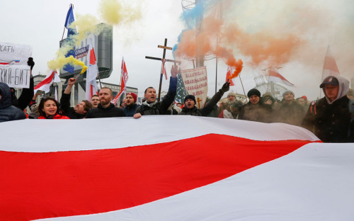 Представители оппозиции Белоруссии во время несанкционированной акции против углубления интеграции республики с Россией