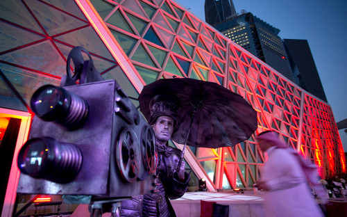 Первый за почти 40 лет в Саудовской Аравии кинотеатр открыли в новом финансовом районе Эр-Рияда имени короля Абдаллы. Пока вход в кинотеатр только по приглашениям, для всех желающих кинозалы будут открыты в мае.