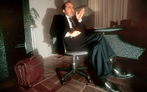 <p><strong>Уровень узнаваемости среди опрошенных: </strong> 26%</p>

<p><strong>Чем был известен в 1990-е: </strong>основатель компании &laquo;ЛогоВАЗ&raquo;, в 1990-х импортировавшей автомобили Mercedes-Benz, входил в совет директоров ОРТ, был акционером ТВ-6 и&nbsp;одним из основателей и членов совета директоров &laquo;Сибнефти&raquo;.</p>

<p><strong>Что сейчас: </strong>в 2013 году умер в Великобритании &mdash;&nbsp;по версии следствия, в результате самоубийства. В России Березовский не был с 2000-го, когда на&nbsp;него завели уголовное дело об отмывании средств. Впоследствии в отношении него были открыты и другие дела. С 2010&nbsp;года судился в Высоком суде Лондона с Романом Абрамовичем об акциях &laquo;Сибнефти&raquo; и &laquo;Русала&raquo;. В 2012 году суд отклонил иск Березовского на &pound;5 млрд</p>
