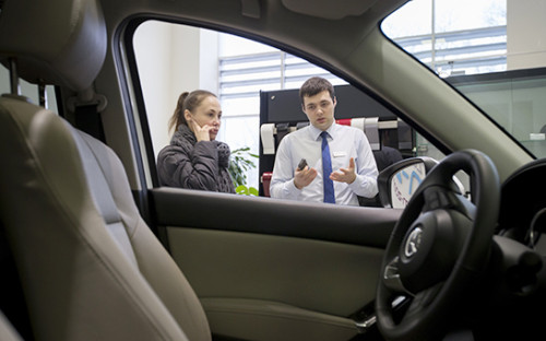Продажа автомобилей в автосалоне &laquo;Автомир&raquo;. Архивное фото
