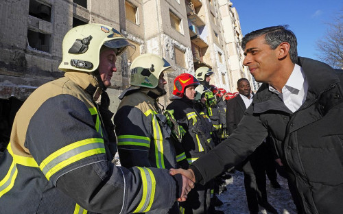 <p>Риши Сунак встречается с пожарными во время приезда в Киев</p>