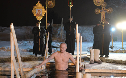 19 января 2018 года. Владимир Путин&nbsp;во время крещенских купаний на озере Селигер


