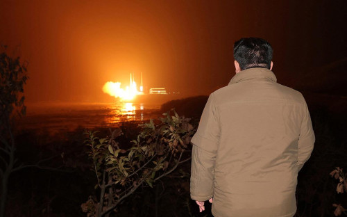 <p>Ким Чен Ын наблюдает за запуском ракеты-носителя</p>