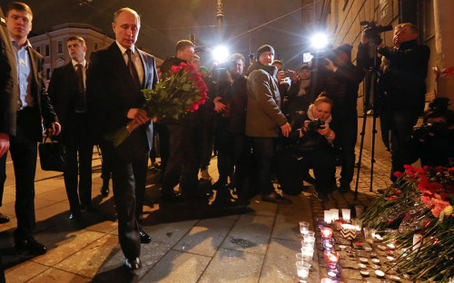 <p>Президент России Владимир Путин (слева на&nbsp;первом плане) возлагает цветы у станции метро &laquo;Технологический институт&raquo;&nbsp;</p>

<p></p>
