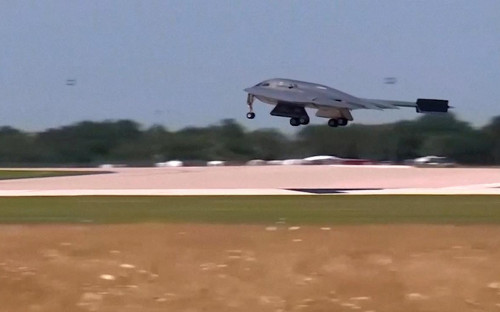 Бомбардировщик-невидимка ВВС США B-2 возвращается после того, как США нанесли удар по ключевым ядерным объектам Ирана, на военно-воздушную базу Уайтмен, штат Миссури, США, 22 июня 2025 года