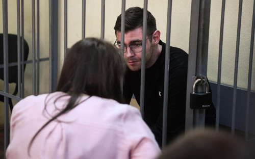 Денис Аллаяров в Ленинском&nbsp;районном&nbsp;суде&nbsp;Екатеринбурга на предварительном слушании, 6 июня 2025 года