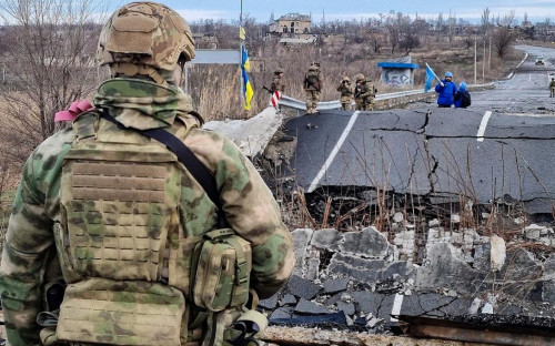 Военнослужащий РФ встречает членов делегации МАГАТЭ, которые приехали для инспектирования Запорожской&nbsp;АЭС, у реки Качекрак, 2024 год