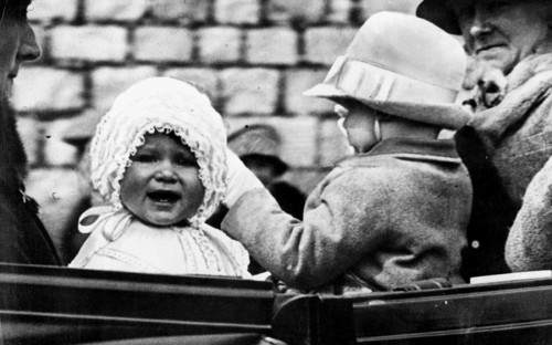 <p>На фото: маленькая Елизавета со своим двоюродным братом Джеральдом Ласселлесом, 1927 год.</p>

<p>Будущая королева, представительница династии Виндзоров, родилась 21 апреля 1926 года и при крещении получила имя Елизавета Александра Мария&nbsp;&mdash; в честь матери, прабабушки и бабушки. Домашние <a href="https://www.businessinsider.com/facts-about-queen-elizabeth-2018-7#she-has-a-few-nicknames-5">называли</a> ее Лилибет.</p>

<p>Она родилась в лондонской резиденции в районе Мэйфейр. Этого дома больше не существует. На его месте построили китайский ресторан, где установлена памятная доска.</p>