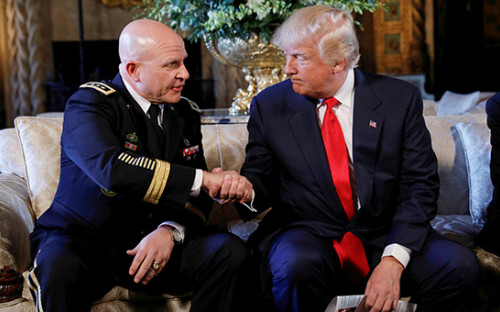Дональд Трамп и Герберт&nbsp;Макмастер (справа налево)


