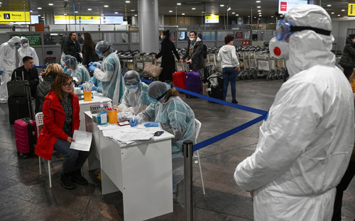 <p>По данным на 18 марта, в Москве <a href="https://www.mos.ru/city/projects/covid-19/">зафиксировано</a> 56 случаев заболевания. Всего в России&nbsp;&mdash; 147 случаев.</p>

<p>Повышенные меры безопасности введены в аэропортах, рейсы на европейские направления отменены<br />
&nbsp;</p>
