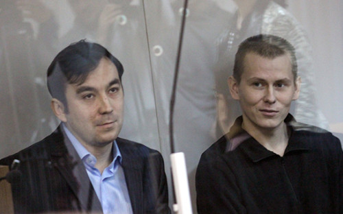 Граждане России Евгений Ерофеев (слева) и&nbsp;Александр Александров, обвиняемые в&nbsp;ряде военных преступлений на&nbsp;территории Украины, во&nbsp;время рассмотрения дела по&nbsp;существу в&nbsp;Голосеевском суде, ноябрь 2015 года


