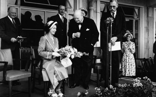 <p><strong>Уинстон Черчилль, срок полномочий: 1951&ndash;1955.</strong></p>

<p>На фото Черчилль беседует с принцессой Елизаветой 12 июля 1951 года на открытии Международного центра молодежи в Лондоне. Когда Елизавета II взошла на престол в 1952 году, он во&nbsp;второй раз занимал должность премьер-министра (его первый срок продлился с 1940-го по 1945 год). Черчилль умер в 1965 году в возрасте 90 лет</p>