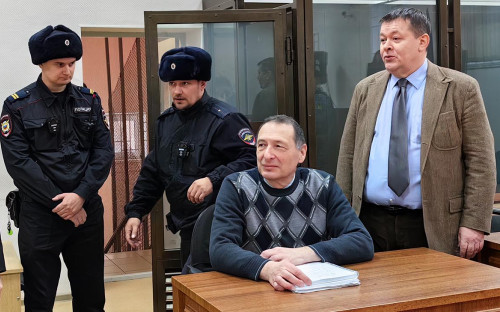 Борис Кагарлицкий (в центре)