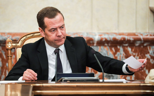 <p>В составе нового правительства крайне мало людей премьера Медведева. Например, его старый соратник Аркадий Дворкович, ранее занимавший пост вице-премьера, не получил место в кабинете. Тем не менее аппарат Белого дома возглавит близкий к Медведеву экс-начальник контрольного управления президента Константин Чуйченко &mdash; вместе они учились на юрфаке ЛГУ. Как <a href="https://www.rbc.ru/politics/20/05/2018/5afeaf1b9a7947bdc11df4fc?from=center_11">рассказали</a> РБК эксперты, это позволит председателю правительства сохранить рычаги влияния на кабмин.</p>
