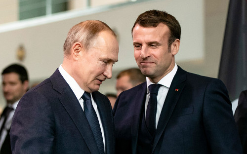 Эмманюэль Макрон (справа) и Владимир Путин во время встречи в 2020 году