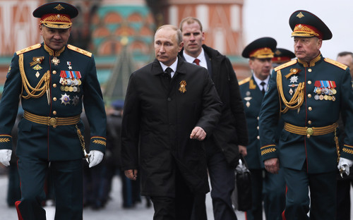 <p>Министр обороны Сергей Шойгу, президент России Владимир Путин и главком Сухопутных войск генерал-полковник Олег Салюков</p>

<p></p>
