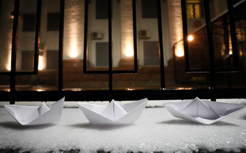 <p>Протестующие принесли к зданию российского посольства бумажные кораблики</p>
