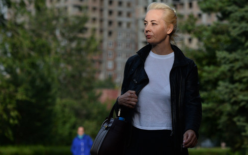 Юлия Навальная на территории омской БСМП № 1