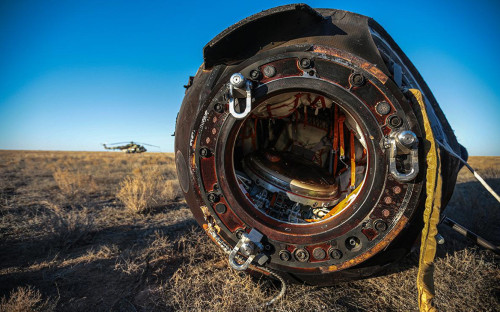 Аппарат поврежденного корабля &laquo;Союз МС-22&raquo;&nbsp;после приземления в Казахстане