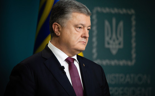 <p>Бизнесмен, действующий президент Украины <a href="https://www.rbc.ru/politics/29/01/2019/5c5028139a79477d94eff138">пойдет</a> на выборы самовыдвиженцем. Политическую карьеру <a href="https://www.president.gov.ua/ru/president/petro-poroshenko">начал</a> в 1998 году, став народным депутатом. Занимал пост зампреда совета Нацбанка Украины, недолгое время в 2005 году пробыл секретарем СНБО (Совета национальной безопасности и обороны.&nbsp;&mdash; <em>РБК</em>), а также работал на министерских постах: в 2009&ndash;2010 годах был главой МИДа, а в 2012-м&nbsp;&mdash; министром экономического развития и торговли.</p>

<p>Стал главой государства в результате внеочередных выборов, прошедших в мае 2014 года после отстранения Виктора Януковича. Порошенко победил в первом туре, набрав более 54% голосов.</p>

<p>В 2016 году он передал принадлежащую ему кондитерскую фабрику Roshen в управление швейцарского трастового фонда Rothschild Trust (Schweiz). В декабре прошлого года Порошенко впервые за три года <a href="https://www.rbc.ru/politics/27/12/2018/5c2495799a794779e3f4a897">получил</a> $20 млн дивидендов от компании, пресс-служба президента сообщила, что деньги пойдут на благотворительность, развитие евроатлантической интеграции и украинского языка.</p>

<p><strong>Основные идеи: </strong>противостояние агрессии России (&laquo;Конечно, нам нужен мир с Россией. Холодный, но мир&raquo;,&nbsp;&mdash; <a href="https://www.rbc.ru/politics/29/01/2019/5c5049b69a79478b8688ebb5">заявил</a> Порошенко после объявления о выдвижении своей кандидатуры на президентские выборы), вступление в ЕС и НАТО, восстановление территориальной целостности Украины, &laquo;<a href="https://www.president.gov.ua/ru/news/prezident-petro-poroshenko-ogolosiv-svoye-rishennya-vdruge-b-52826">завершение</a> построения сильного успешного государства&raquo;</p>
