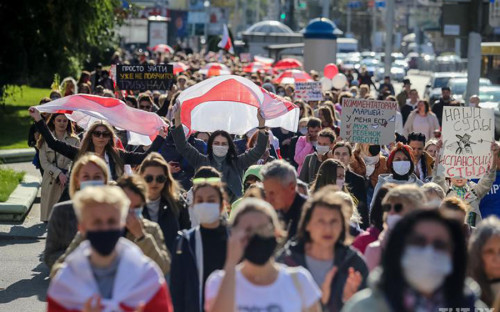 <p>Протестующие собрались у Комаровского рынка и направились к площади Бангалор по улице Максима Богдановича. По данным правозащитного центра &laquo;Весна&raquo;, в акции приняли участие около 2 тыс. человек</p>