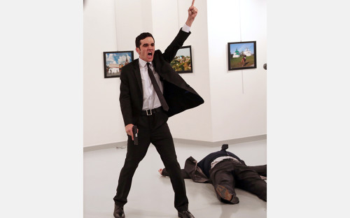 <p><span style="font-size:18px;"><strong>Фото года</strong></span></p>

<p><strong>Бурхан Озбилиджи, Турция, The Associated Press</strong></p>

<p>19 декабря 2016 года на&nbsp;открытии в&nbsp;Анкаре выставки &laquo;Россия глазами турок&raquo; был убит посол России в&nbsp;Турции Андрей Карлов. ​Убийца&nbsp;&mdash; 22-летний бывший полицейский Мевлют Мерт Алтынташ&nbsp;&mdash;&nbsp;был застрелен на месте.</p>
