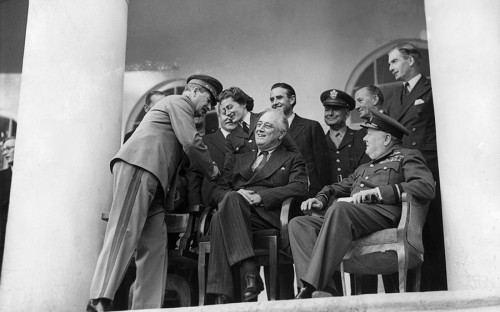 <p>Первая в истории встреча советского лидера с президентом США прошла в Тегеране. В ходе конференции, которая стала важным шагом в укреплении антигитлеровской коалиции, Иосиф Сталин вел переговоры с Франклином Рузвельтом. Итогом встречи стала принципиальная договоренность о сроках открытия западными союзниками второго фронта в Европе</p>