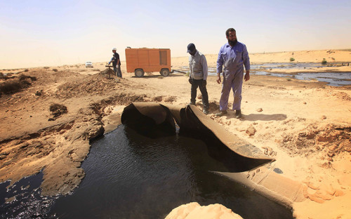 <p><span style="font-size:18px;"><strong>Ливия</strong></span></p>

<p>Падение валюты с&nbsp;19 июня 2014 года: <strong><span style="color:#800000;">9,8%</span> </strong> (данные Bloomberg)</p>

<p>Доля чистого экспорта нефти в&nbsp;ВВП (среднее значение за&nbsp;2010&ndash;2013 годы): <span style="color:#800000;"><strong>45,9%</strong></span></p>

<p>С начала нефтяного кризиса в&nbsp;июне 2014 года ливийский динар потерял около&nbsp;10% своей стоимости к&nbsp;доллару&nbsp;США. Резкое падение курса местной валюты произошло в&nbsp;конце января и&nbsp;продолжалось несколько дней. Обесценивание динара было связано с&nbsp;проникновением в&nbsp;Ливию боевиков &laquo;Исламского государства&raquo; и&nbsp;угрозой захвата ими месторождений и&nbsp;нефтепроводов. Кроме того, в&nbsp;эти&nbsp;же&nbsp;дни в&nbsp;Бенгази при&nbsp;обстреле пострадал второй по&nbsp;важности филиал Центробанка, а&nbsp;в&nbsp;Триполи террористы ИГИЛ попытались захватить роскошный отель</p>
