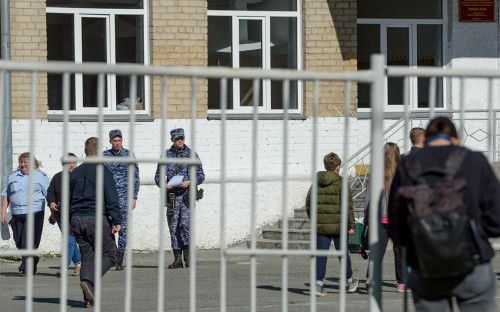 Сотрудники полиции у здания школы № 68 в Челябинске