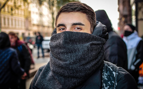 <p>&laquo;Одеяла, плед, шарфик, шапка &mdash; как могу спасаюсь от холода. Подштанники с начесом. Сейчас у меня iPhone 7. За ним тоже стоял&raquo;. На вопрос корреспондента РБК, зачем Егору iPhone X, он ответил, что его привлекают новые технологии, а получить его первым важно, &laquo;потому что хайп&raquo;.​</p>
