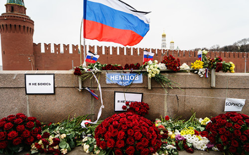 Цветы на месте убийства политика Бориса Немцова