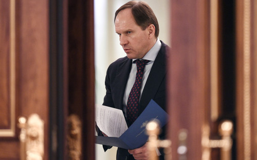 <p><strong>Министр по&nbsp;делам Северного Кавказа Лев Кузнецов</strong></p>

<p><strong>Доход чиновника: </strong> <span style="color:#006400;">582,1 млн&nbsp;руб. </span> (+534,3 млн&nbsp;руб.)</p>

<p><strong>Семейный доход*: </strong><span style="color:#006400;">614,8 млн&nbsp;руб.</span> (+556,1 млн&nbsp;руб. к&nbsp;2015 году).</p>

<p><strong>Недвижимость: </strong> в&nbsp;России у Кузнецова 10 земельных участков, жилой дом площадью 563&nbsp;кв.&nbsp;м, гараж площадью 14&nbsp;кв.&nbsp;м, здание трансформаторной подстанции, кабельная сеть энергоснабжения, канализационная насосная станция и&nbsp;здание к&nbsp;ней, трансформаторная подстанция, резервуар для&nbsp;воды, наружные сети канализации, здание&nbsp;КПП, насосная станция, наружные сети газопровода, здание газораспределительной подстанции, здание главной канализационной насосной станции, артезианская скважина, административное здание, канализационные очистные сооружения, наружные сети пожарно-хозяйственного водопровода.</p>

<p>За границей, во&nbsp;Франции, &mdash;&nbsp;три гаража, квартира, в&nbsp;совместной собственности с&nbsp;супругой земельный участок и&nbsp;жилой&nbsp;дом.</p>

<p><strong>Транспорт: </strong> в&nbsp;совместной собственности с&nbsp;супругой &laquo;Мерседес Бенц А 200&raquo;. Кроме этого владеет БМВ М5, &laquo;Феррари 599 GTB&raquo;. Жена задекларировала два автоприцепа.</p>

<p><em>* в том числе&nbsp;доход чиновника</em></p>
