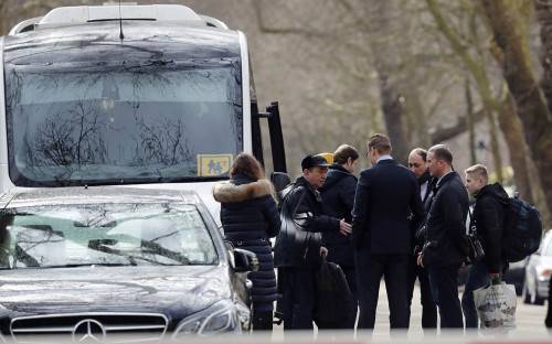 <p>Дипломаты и члены их семей покидают российское посольство в Лондоне</p>

<p></p>
