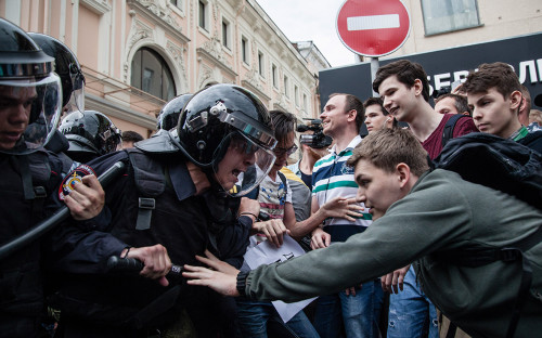 Столкновение участников акции протеста против коррупции&nbsp;с полицейскими. 12 июня 2017 года