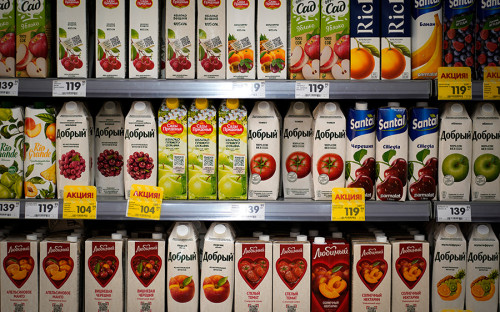 С необходимостью менять упаковку российские производители товаров повседневного спроса столкнулись этой весной&nbsp;&mdash; в апреле ЕС в рамках пятого пакета санкций <a href="https://www.rbc.ru/business/11/04/2022/6252f8939a79476da853278f">запретил</a> импорт в Россию типографической краски, бумаги, картона, пленки, а также машин для печати. Эти материалы для полиграфической индустрии, которые используются для производства упаковки, завозились в Россию из-за рубежа