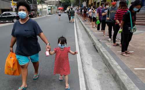 <p>Очередь в супермаркет в Маниле, Филиппины</p>
