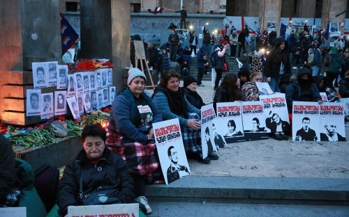 Акция протеста перед зданием парламента в Тбилиси, Грузия, 9 апреля 2025 года