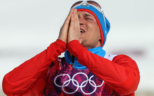 <p>Александр Легков, Максим Вылегжанин и Илья Черноусов выиграли золото Олимпиады в Сочи в лыжной гонке на 50 км. Тогда россияне заняли весь пьедестал впервые в истории Олимпиад.&nbsp;1 ноября 2017 года МОК лишил Легкова этой медали, а также серебра в эстафете 4&times;10 км. Его признали виновным в употреблении допинга и пожизненно лишили возможности выступать на Олимпиадах.</p>

<p>6 декабря Легков в составе группы отстраненных спортсменов <a href="https://www.rbc.ru/politics/06/12/2017/5a27b6be9a79472cfe19fde2">подал иск</a> в Спортивный арбитражный суд.</p>
