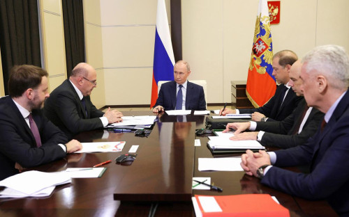 Максим Орешкин, Михаил Мишустин, Владимир Путин,&nbsp;Денис Мантуров,&nbsp;Антон Силуанов и Сергей Собянин