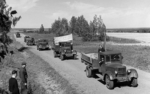 Уборка зерновых в&nbsp;колхозе&nbsp;им. В.И. Ленина. 1959&nbsp;год,&nbsp;Иркутская область. Надпись на&nbsp;транспоранте: &laquo;Дадим стране не&nbsp;менее 220&nbsp;тыс. пудов хлеба!&raquo;



