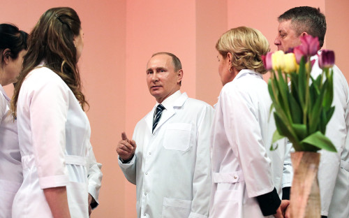 Владимир Путин (в центре) во время посещения нового перинатального центра в Брянске