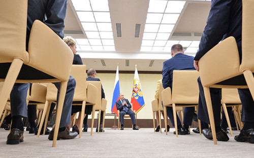 Президент России Владимир Путин на&nbsp;встрече с&nbsp;активом общественного движения &laquo;Общероссийский народный фронт&raquo; (ОНФ) по&nbsp;реализации проекта &laquo;За честные закупки&nbsp;&mdash;&nbsp;борьба с&nbsp;коррупцией&raquo; в&nbsp;резиденции Ново-Огарево