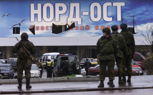 Сотрудники милиции у зрительного зала Дворца культуры (ДК) завода &laquo;Московский подшипник&raquo;, в&nbsp;котором 23 октября 2002 года произошел захват террористами заложников
