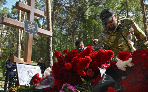 На церемонии похорон погибшего в зоне СВО военного корреспондента&nbsp;Ростислава Журавлева на Широкореченском кладбище в Екатеринбурге, 2023 год
